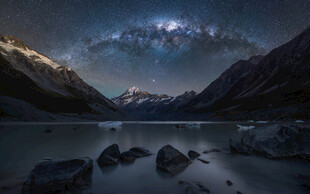 静谧山水间的璀璨星空