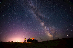 星空下的露营浪漫时刻