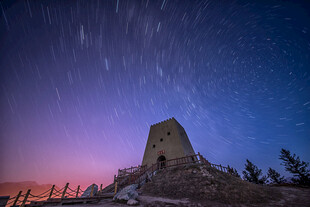 星空下的古老烽火台