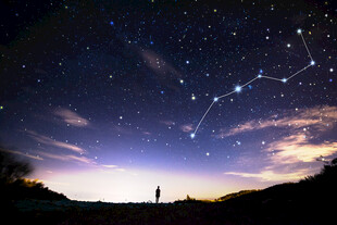 星空下的孤独身影