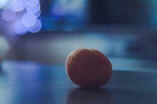 桌上的一颗橙色果实