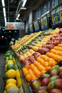 超市内色彩缤纷的水果陈列