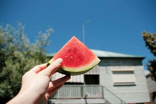 手捧西瓜享夏日美好