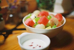水果沙拉配蘸料清新美味