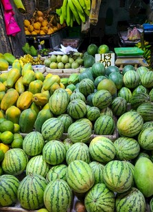 水果摊前堆成小山的西瓜