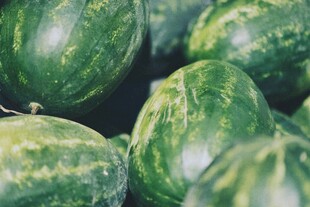 新鲜饱满的绿皮西瓜