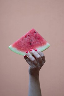 手托鲜红西瓜片