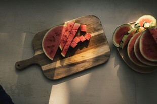 砧板上的美味肉类与水果