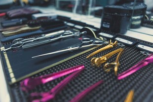 专业美发工具整齐摆放