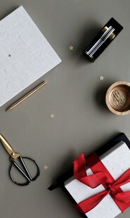 办公桌面的礼品与文具
