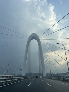 现代拱形大桥横跨天际