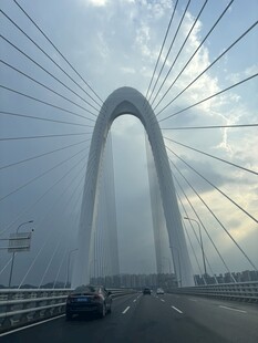 现代桥梁横跨天际