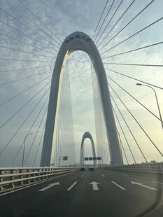 宏伟桥梁横跨天际