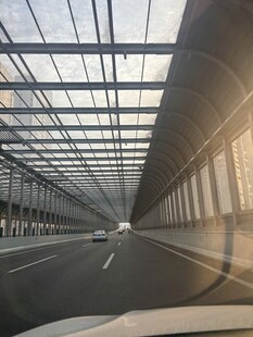 公路隧道内的开阔景象