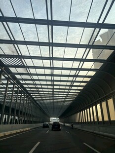 玻璃顶棚下的公路隧道