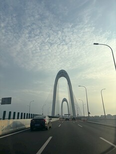 海上大桥上的行驶车辆