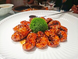 美味酱汁排骨摆盘精致