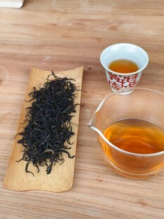 木制茶盘上的茶叶与茶汤