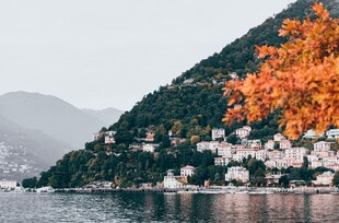 湖畔秋景山间村落映红叶