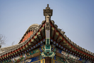 中式古建筑屋檐一角