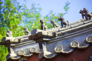 古建屋檐上的精美雕塑