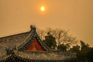 夕阳下的中式古建筑屋顶
