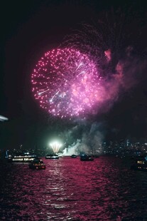 海上绚烂烟花夜景