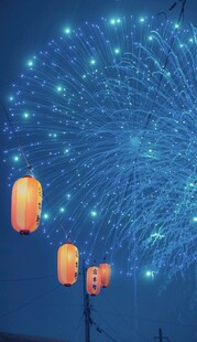 夜空下的孔明灯与烟花