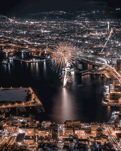 城市夜景璀璨烟花绽放