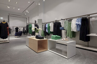 时尚服装店内部陈列展示