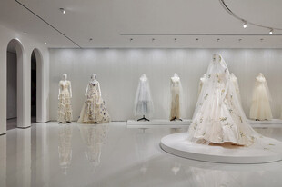 优雅婚纱展示于时尚展厅