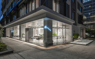 现代都市玻璃幕墙商业建筑