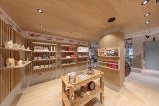 温馨木质风的精致饰品店