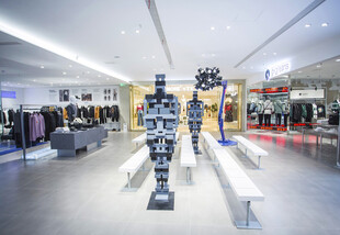 时尚服装店内部陈列展示