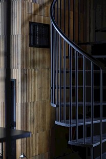 室内黑色铁艺螺旋楼梯