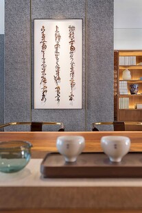 中式茶室中的茶具与书法