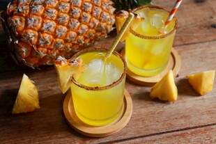 菠萝饮品搭配新鲜菠萝块