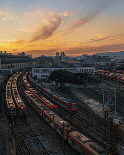夕阳下的繁忙铁路场景
