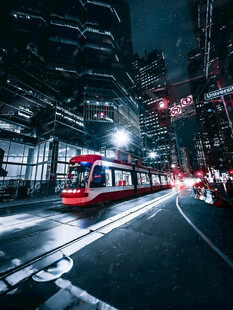 城市夜景中的行驶列车