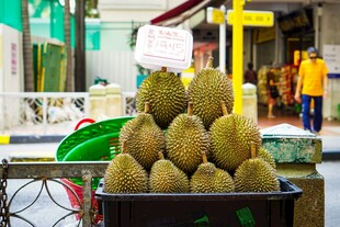 街头售卖的新鲜榴莲堆