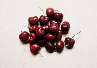 新鲜饱满的红樱桃