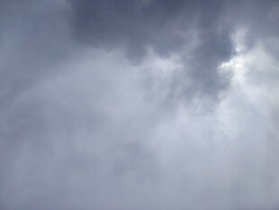 乌云密布的阴沉天空