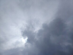 乌云密布的阴沉天空