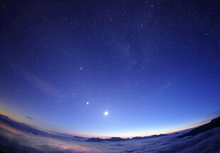 夜空下的璀璨星空美景