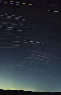 夜空星轨美景