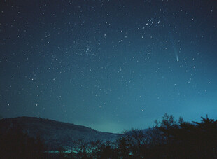 夜空下的山峦与闪烁繁星