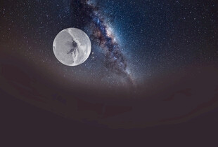夜空下的明月与璀璨星河