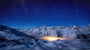 雪山星空下的寂静美景
