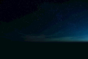 夜空下的静谧景象