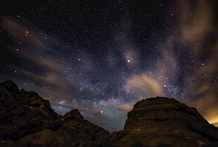 夜空下的山峦与璀璨星河